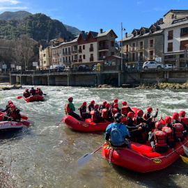 17/03/2023 - Persones fent ràfting a Llavorsí, a la Noguera Pallaresa.