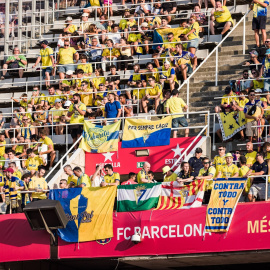 La afición del Cádiz FC durante un partido de la liga española, en el Estadi Olimpic Lluis Company, el 20 de agosto de 2023 en Barcelona, ​​España.