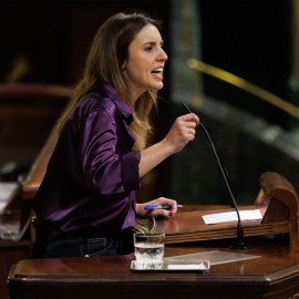 La ministra de Igualdad, Irene Montero, interviene durante una sesión plenaria, en el Congreso de los Diputados, a 8 de marzo de 2023, en Madrid (España). El PP y Vox centran hoy, Día de la Mujer, sus preguntas al presidente del Ejecutivo para pedirle 