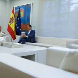 El presidente del Gobierno, Pedro Sánchez , conversa con la vicepresidenta segunda y ministra de Trabajo y Economía Social, Yolanda Díaz, durante un encuentro celebrado este martes en el Palacio de la Moncloa.