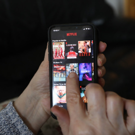 03/10/20023 - Una persona hace uso de la plataforma de streaming Netflix, que sumó casi seis millones de abonados en el segundo trimestre de 2023.