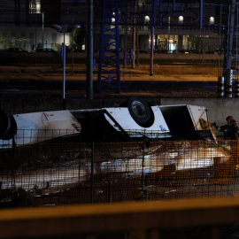 El autobús accidentado en Mestre, al norte de Italia, a 3 de octubre de 2023.