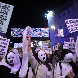 Un grupo de jóvenes con caretas durante una manifestación contra las violencias machistas, 25 de noviembre de 2022, en Madrid.