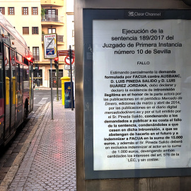 Una de las marquesinas de Andalucía donde se muestra el fallo judicial al presidente de Ausbanc Luis Pineda.