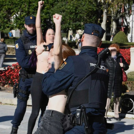 Momento en el que la Policía detiene a dos de las tres activistas de Femen, el 20 de noviembre de 2022, que protestaban contra el ensalzamiento al dictador Franco en el aniversario de su muerte, en la Plaza de Oriente de Madrid.