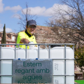 Un operario municipal con bidones de agua freática.