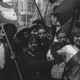 Banderas al aire en la proclamación de la II República en Madrid.