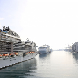 El Port de Barcelona, amb el creuer MSC Bellissima amarrat, en una imatge d'arxiu