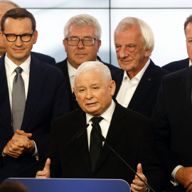 El viceprimer ministro polaco y líder del partido Ley y Justicia (PiS), Jaroslaw Kaczynski junto al primer ministro polaco Mateusz Morawiecki en la sede del partido en Varsovia, Polonia, a 15 de octubre de 2023