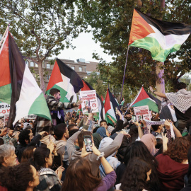 Asistentes a la concentración "Detengamos masacre Gaza", a 18 de octubre de 2023 frente a la embajada de Israel en Madrid