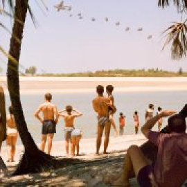 'La isla roja', una infancia feliz en un mundo de violencia y colonialismo