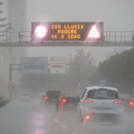 19/10/2023 - Varios vehículos circulan bajo la lluvia este jueves en Sevilla.