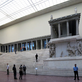 El altar de Pérgamo, situado en el museo berlinés homónimo, que cerrará sus puertas al público en 2023