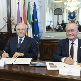 El alcalde de Málaga, Francisco de la Torre, y el presidente de la Fundación La Caixa, Isidro Fainé, firman un acuerdo para la apertura de un Caixaforum en la ciudad en 2026