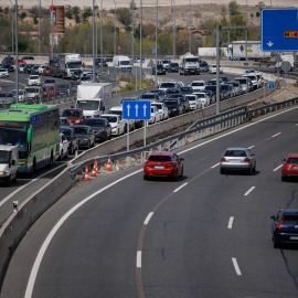 Atasco en la autovía A-3 para salir de Madrid, a 31 de marzo de 2023.