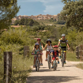 Família a la Via Verda que passa per la comarca