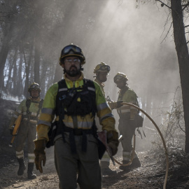 Los bomberos se retiran del incendio de Villanueva del Viver (Castelló) tras dar por controlado el fuego.