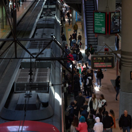 05/04/2023 - Varias personas en el andén de un tren de cercanías en la estación Almudena Grandes-Atocha Cercanías, en Madrid.