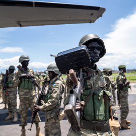 Un grupo de militares sudaneses desplegados en el Aeropuerto Internacional de Goma, en el este de la República Democrática del Congo, a 2 de abril de 2023.