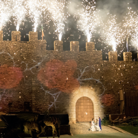 17-4-2023 'Representació de la llegenda de Sant Jordi', dins la Setmana Medieval de Montblanc, al portal del Foradot, amb focs artificials i 'maping' a les muralles, en una imatge d'arxiu.