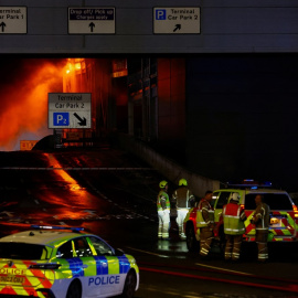 Los bomberos trabajan en la extinción de un incendio en la Terminal 2 del aeropuerto londinense de Luton, a 11 de octubre de 2023.