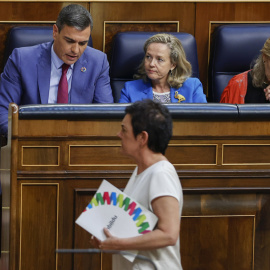 La portavoz de EH Bildu, Mertxe Aizpurua, pasa por delante del presidente del Gobierno, Pedro Sánchez, durante el debate sobre el Estado de la Nación, a 13 de julio de 2022.