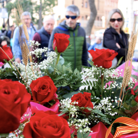 18-4-2023 Unes roses vermelles en una parada de la Rambla Nova de Tarragona el dia de Sant Jordi