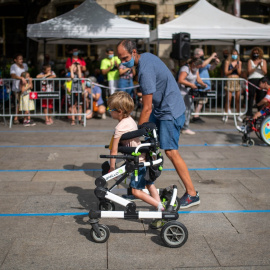 Un niño con movilidad reducida.