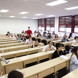 Estudiantes esperan antes de comenzar las pruebas de acceso a la universidad 2022, a 8 de junio de 2022, en Valladolid, Castilla y León (España).