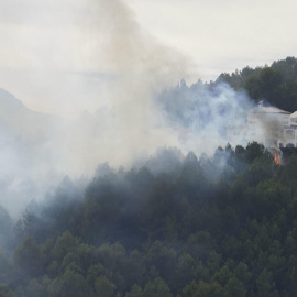 Imágenes del incendio de Montixelvo que ha obligado a desalojar a cerca de 1000 personas en varias poblaciones y urbanizaciones de la zona. EFE/ Natxo Francés