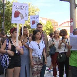 Acción solidaria con las trabajadoras marroquís de las fresas de Huelva.