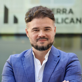 Gabriel Rufián, fotografiat davant la seu nacional d'ERC després de l'entrevista.