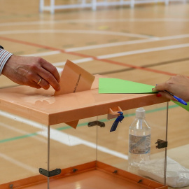 Un hombre ejerce su derecho a voto en el colegio San Agustín, a 4 de mayo de 2021, en Madrid (España).