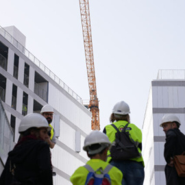 Visita de obras de los responsables municipales a una de las construcciones de vivienda pública en marcha.