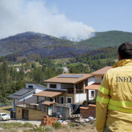 Un hombre observa el humo del fuego que afecta a la población de Pinofranqueado, a 18 de mayo de 2023.