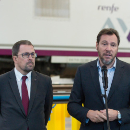 El ministro de Transportes, Óscar Puente, ofrece declaraciones junto al presidente de Renfe, Raül Blanco Díaz, en su visita a las nuevas instalaciones de la base de mantenimiento de alta velocidad de Santa Catalina en Vallecas, Madrid. E.P./Gustavo Val