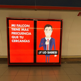 Cartel en contra de Pedro Sánchez en la estación de Sol.