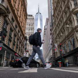 La gente camina por Manhattan instantes después de que Nueva York y partes de Nueva Jersey experimentaran un terremoto de magnitud 4,8, a 5 de abril de 2024.