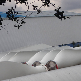 Palas de aerogeneradores en el almacén de As Pontes (A Coruña).