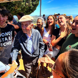 07/2023- Salvador Farrés, membre de la Lleva del Biberó, amb joves estudiants a la Terra Alta.