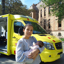 La pequeña Aisha y su madre frente a una ambulancia en las inmediaciones del Hospital Vall d'Hebron de Barcelona.