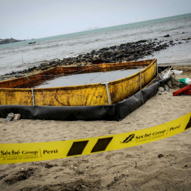 28/01/2022 Fotografía de las labores de limpieza en las playas de Ancón, en Perú