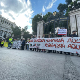 Manifestantes se concentran a las puertas del Cuartel General del Ejército, en Madrid, para protestar contra la feria de armas de Ifema.