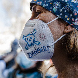 Una sanitaria con una mascarilla durante una manifestación para reclamar mejoras en el primer nivel asistencial, a 15 de marzo de 2023, en Madrid.