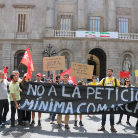 20/05/2023 - La protesta d'aquest dissabte de docents interins, a la plaça Sant Jaume de Barcelona.