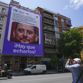 La lona instalada por Podemos en Madrid con la imagen del hermano de Isabel Díaz Ayuso, Tomás Díaz Ayuso, a 19 de mayo de 2023.