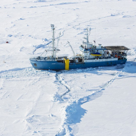 Un buque de investigación noruego ubicado a 83 grados norte, en el Océano Ártico, cerca del Polo Norte. El Instituto Polar Noruego lidera una expedición con investigadores noruegos y extranjeros para investigar el hielo en el Océano Ártico.