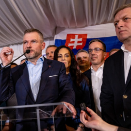 El candidato a la presidencia eslovaca y actual presidente del Parlamento, Peter Pellegrini (i), habla durante una rueda de prensa tras la victoria. A su lado el primer ministro eslovaco, Robert Fico (d).