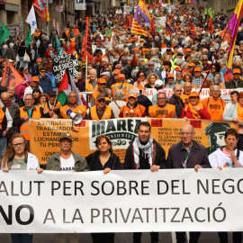 Unes 2.500 persones es manifesten a Barcelona a favor de la sanitat pública.