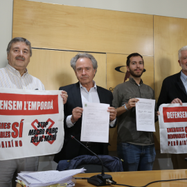 23-5-2023 Membres de les entitats contràries al macroparc eòlic marí amb pancartes al Col·legi de Periodistes